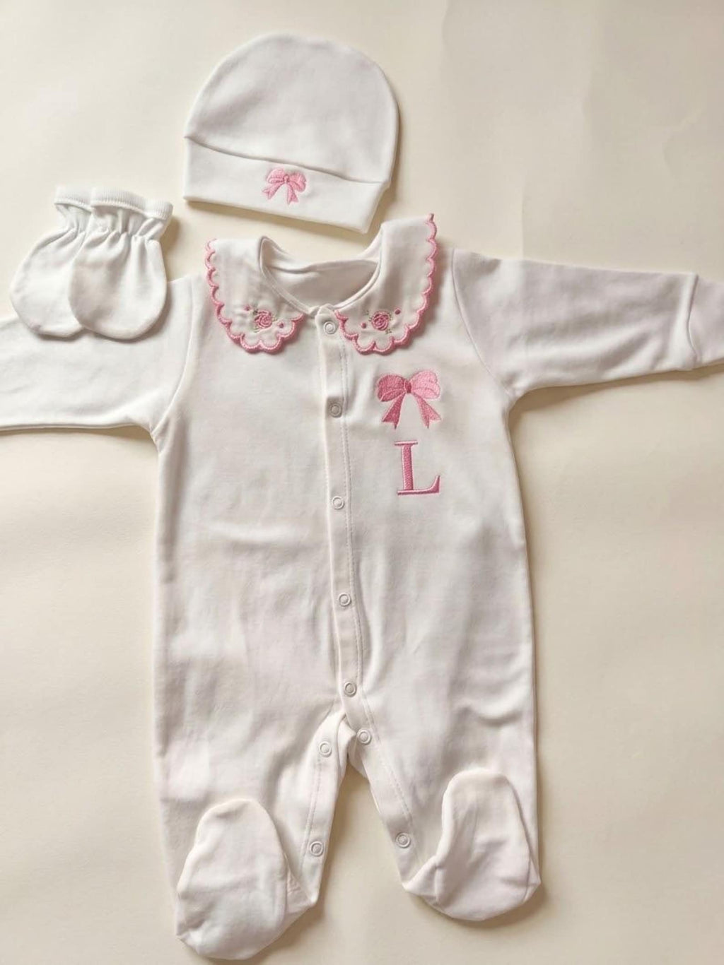 Klindera® Personalisiertes Baby-Set aus 100 % Gekämmter Baumwolle – Strampler, Mütze & Fäustlinge (3-teilig)