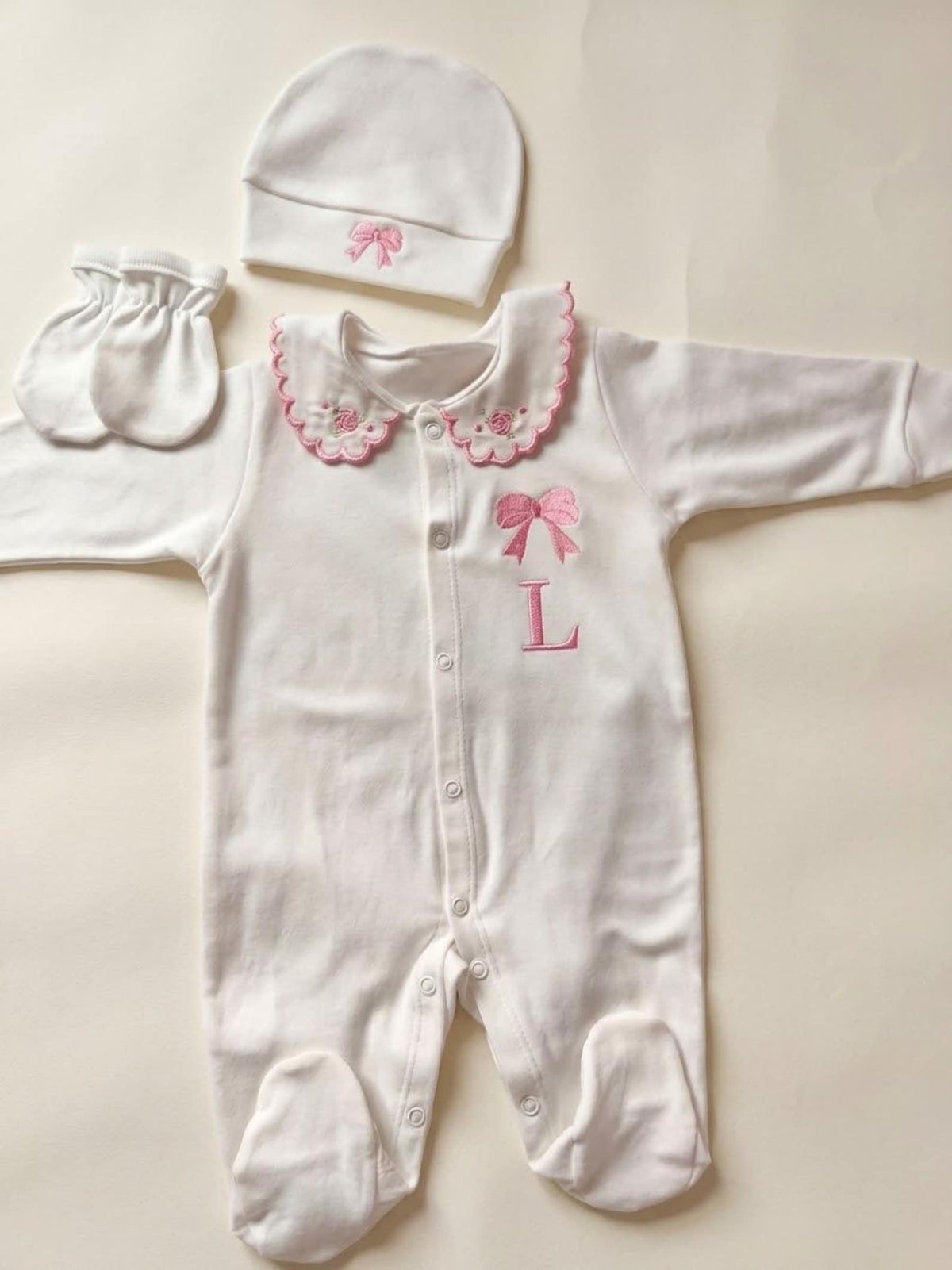 Klindera® Personalisiertes Baby-Set aus 100 % Gekämmter Baumwolle – Strampler, Mütze & Fäustlinge (3-teilig)