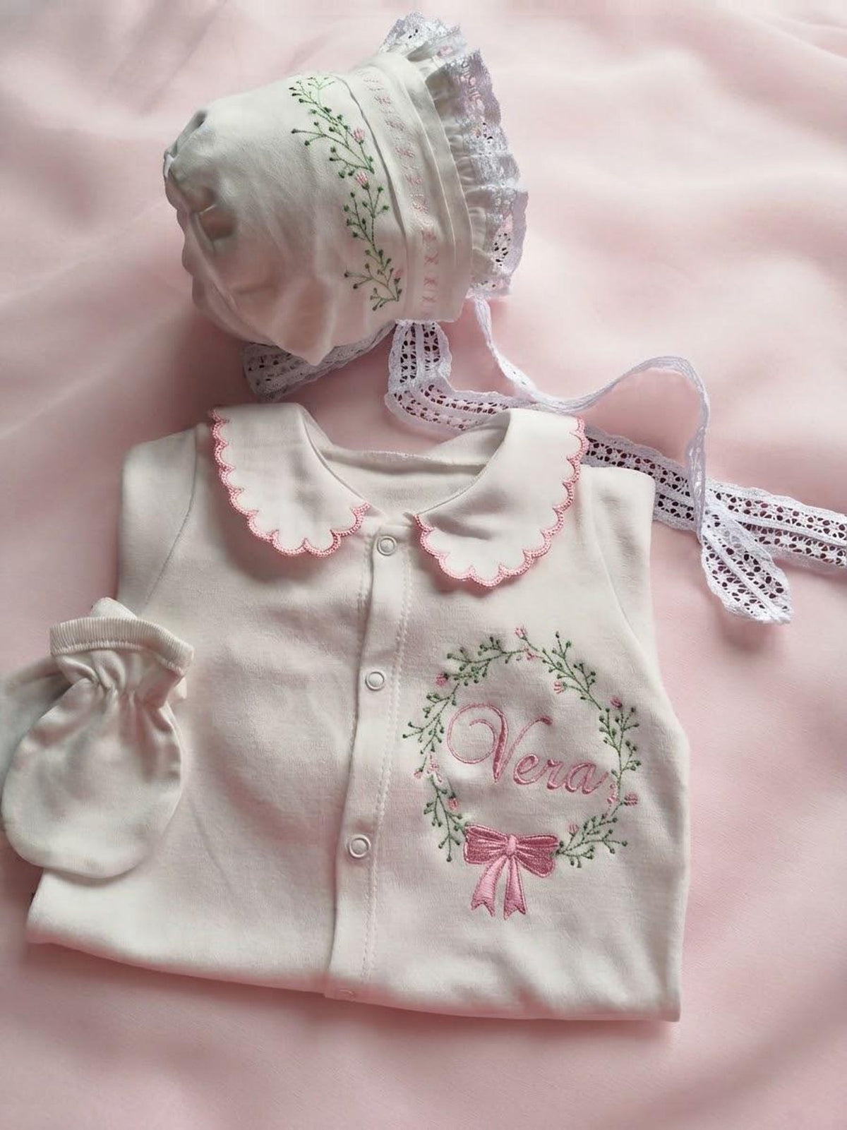 Klindera® Personalisiertes Baby-Mädchen-Set mit Spitzen-Bonnet aus Bio-Baumwolle – Strampler, Baumwollsatin-Haube & Fäustlinge (3-teilig)