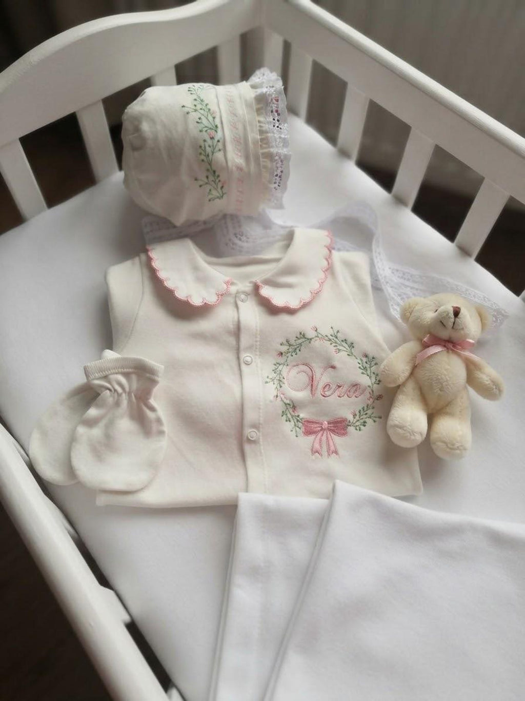 Klindera® Personalisiertes Baby-Mädchen-Set mit Spitzen-Bonnet aus Bio-Baumwolle – Strampler, Baumwollsatin-Haube & Fäustlinge (3-teilig)