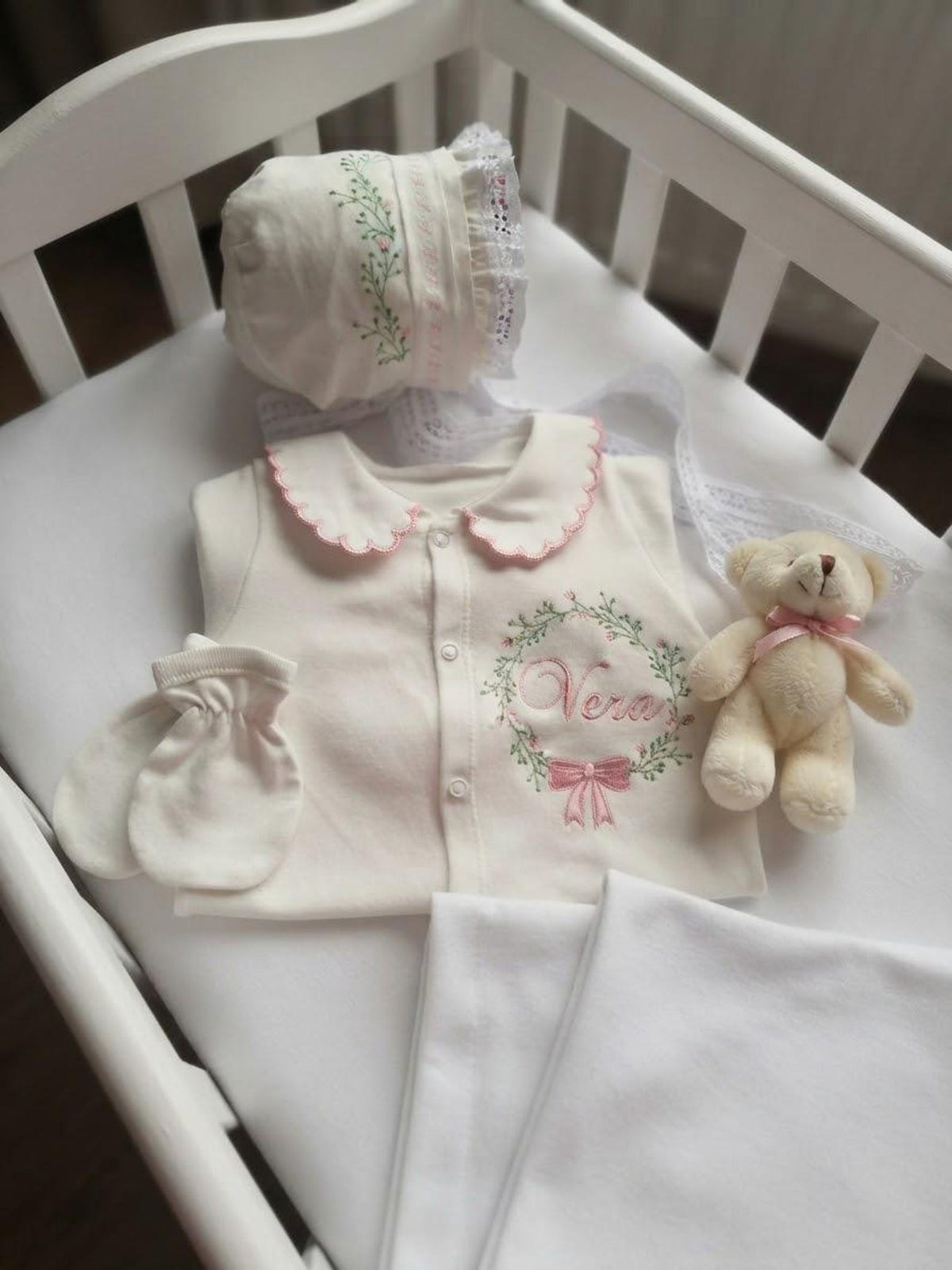 Klindera® Personalisiertes Baby-Mädchen-Set mit Spitzen-Bonnet aus Bio-Baumwolle – Strampler, Baumwollsatin-Haube & Fäustlinge (3-teilig)