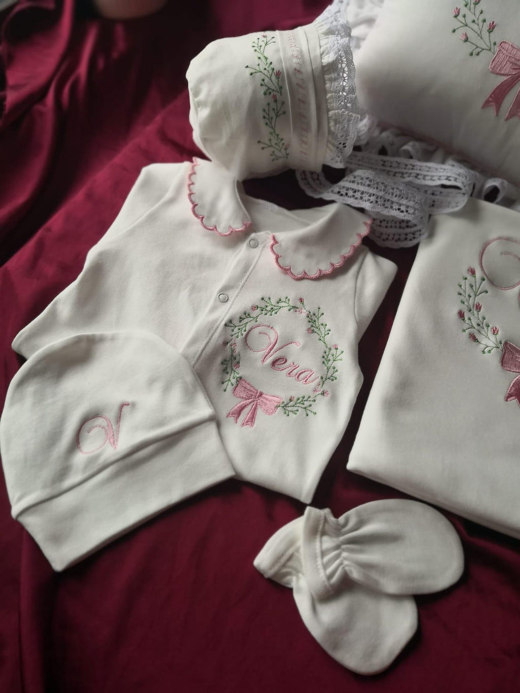 Klindera® Personalisiertes Baby-Mädchen-Set mit Spitzen-Bonnet aus Bio-Baumwolle – Strampler, Baumwollsatin-Haube & Fäustlinge (3-teilig)