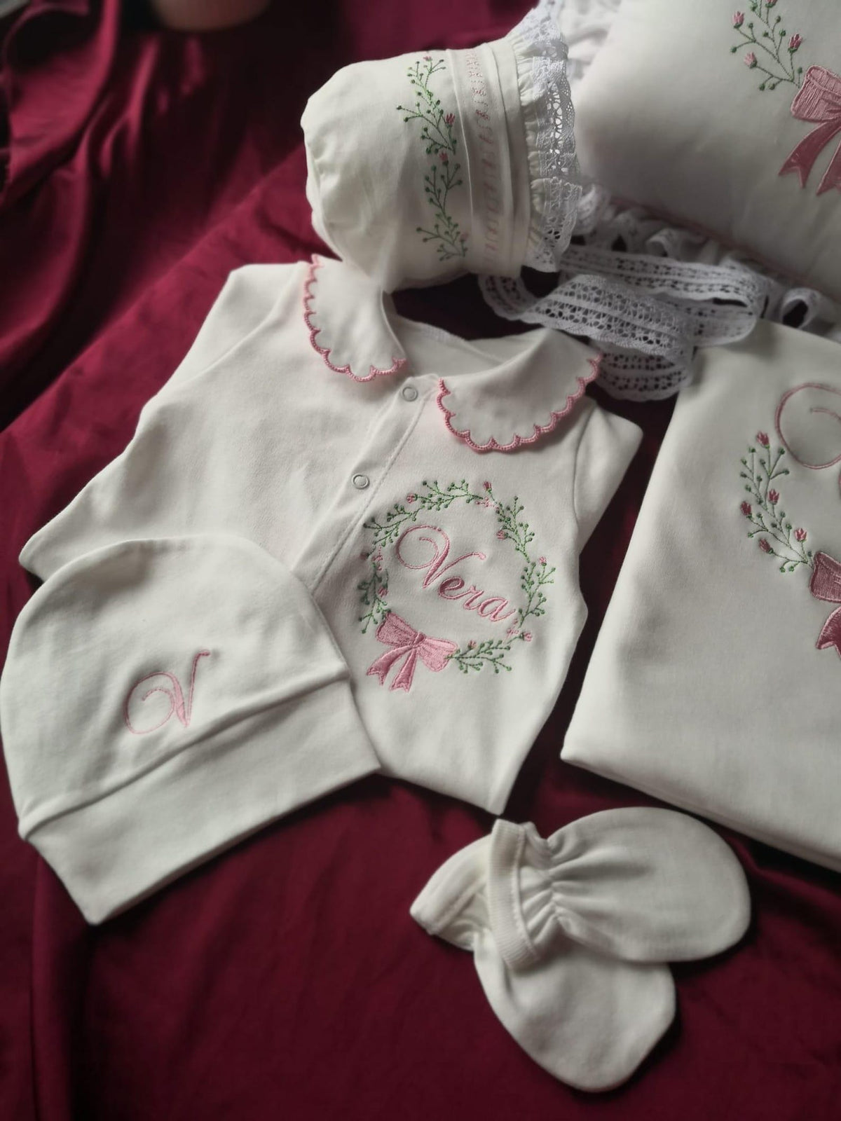 Klindera® Personalisiertes Baby-Mädchen-Set mit Spitzen-Bonnet aus Bio-Baumwolle – Strampler, Baumwollsatin-Haube & Fäustlinge (3-teilig)