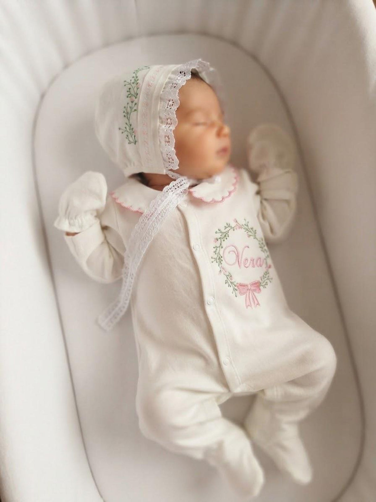 Klindera® Personalisiertes Baby-Mädchen-Set mit Spitzen-Bonnet aus Bio-Baumwolle – Strampler, Baumwollsatin-Haube & Fäustlinge (3-teilig)