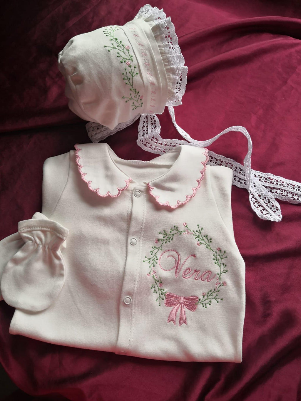Klindera® Personalisiertes Baby-Mädchen-Set mit Spitzen-Bonnet aus Bio-Baumwolle – Strampler, Baumwollsatin-Haube & Fäustlinge (3-teilig)