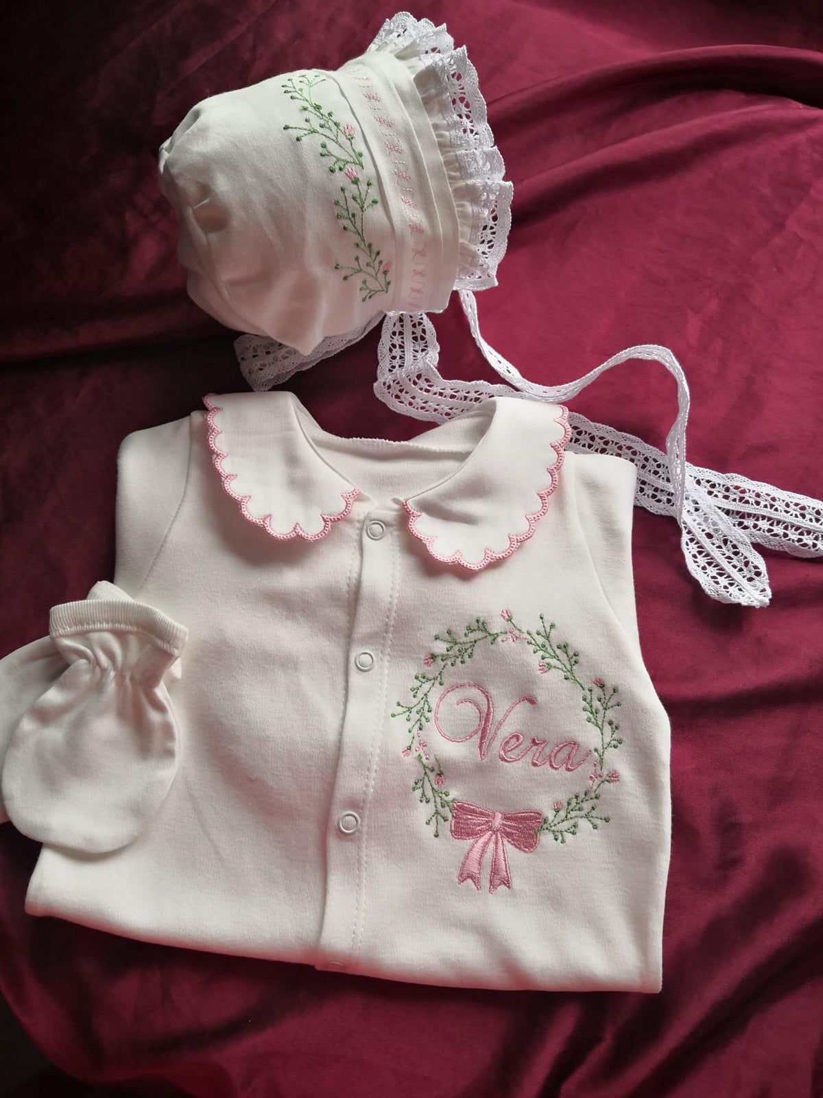 Klindera® Personalisiertes Baby-Mädchen-Set mit Spitzen-Bonnet aus Bio-Baumwolle – Strampler, Baumwollsatin-Haube & Fäustlinge (3-teilig)