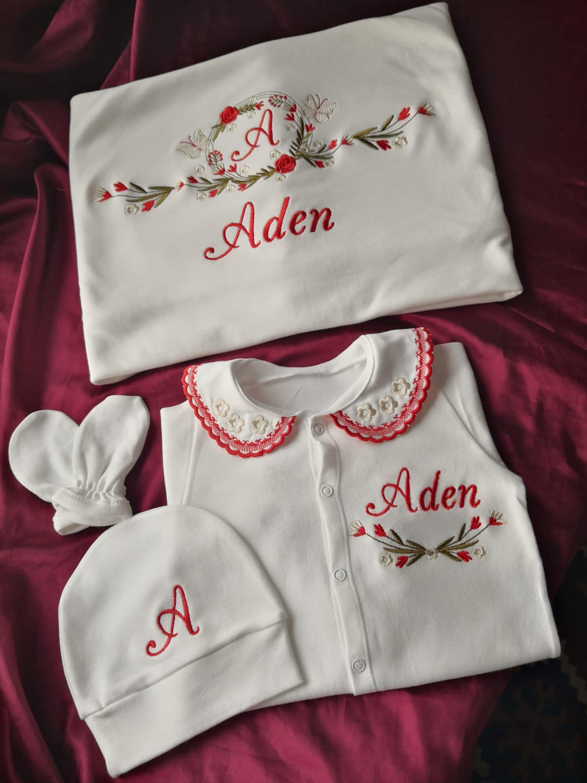 Klindera® Personalisiertes Baby-Set mit Decke aus Bio-Baumwolle – Strampler, Mütze, Fäustlinge & Babydecke (4-teilig)