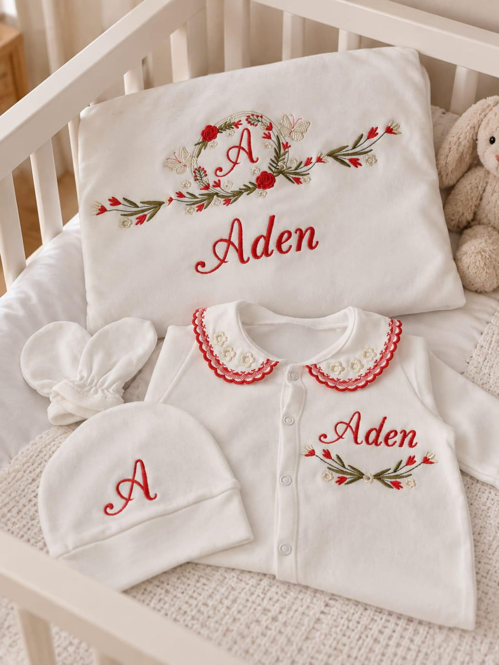 Klindera® Personalisiertes Baby-Set mit Decke aus Bio-Baumwolle – Strampler, Mütze, Fäustlinge & Babydecke (4-teilig)