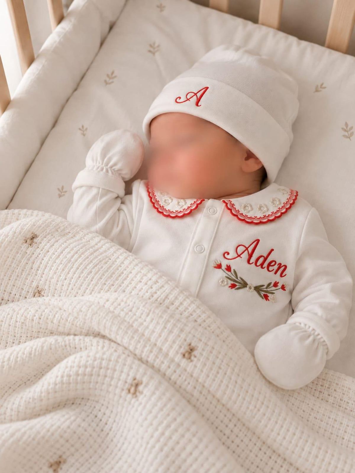 Klindera® Personalisiertes Baby-Set mit Decke aus Bio-Baumwolle – Strampler, Mütze, Fäustlinge & Babydecke (4-teilig)