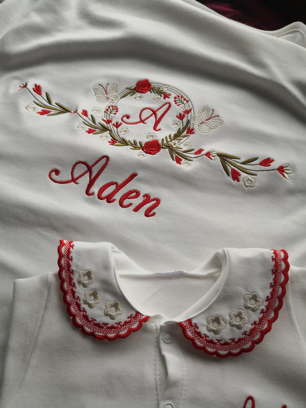 Klindera® Personalisiertes Baby-Set mit Decke aus Bio-Baumwolle – Strampler, Mütze, Fäustlinge & Babydecke (4-teilig)