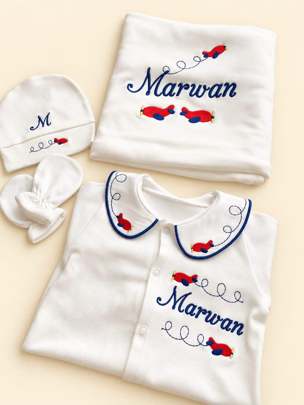 Klindera® Personalisiertes Baby-Set mit Decke aus Bio-Baumwolle – Strampler, Mütze, Fäustlinge & Babydecke (4-teilig)