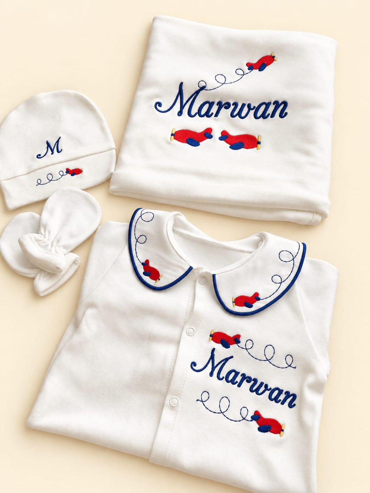 Klindera® Personalisiertes Baby-Set mit Decke aus Bio-Baumwolle – Strampler, Mütze, Fäustlinge & Babydecke (4-teilig)