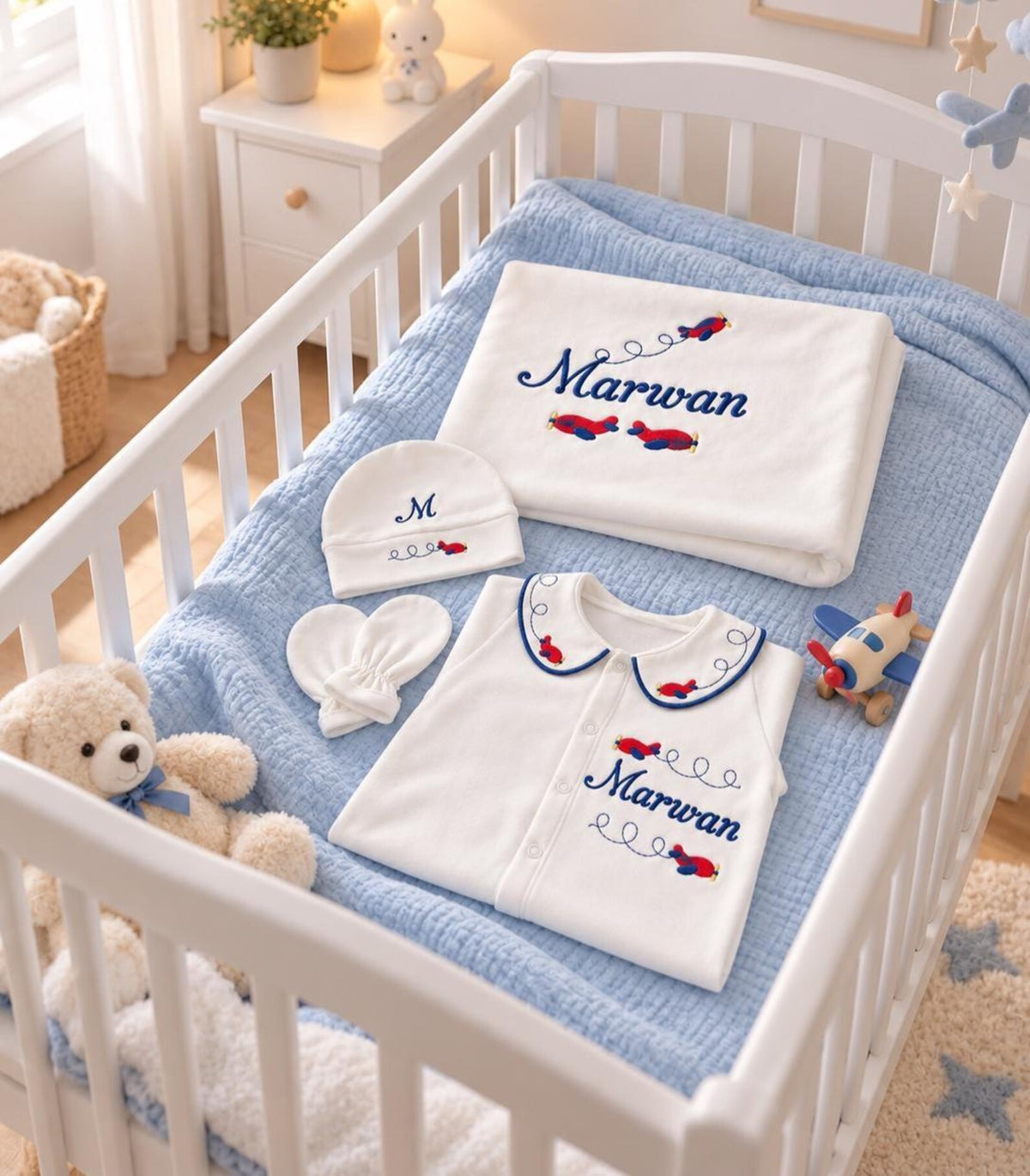 Klindera® Personalisiertes Baby-Set mit Decke aus Bio-Baumwolle – Strampler, Mütze, Fäustlinge & Babydecke (4-teilig)
