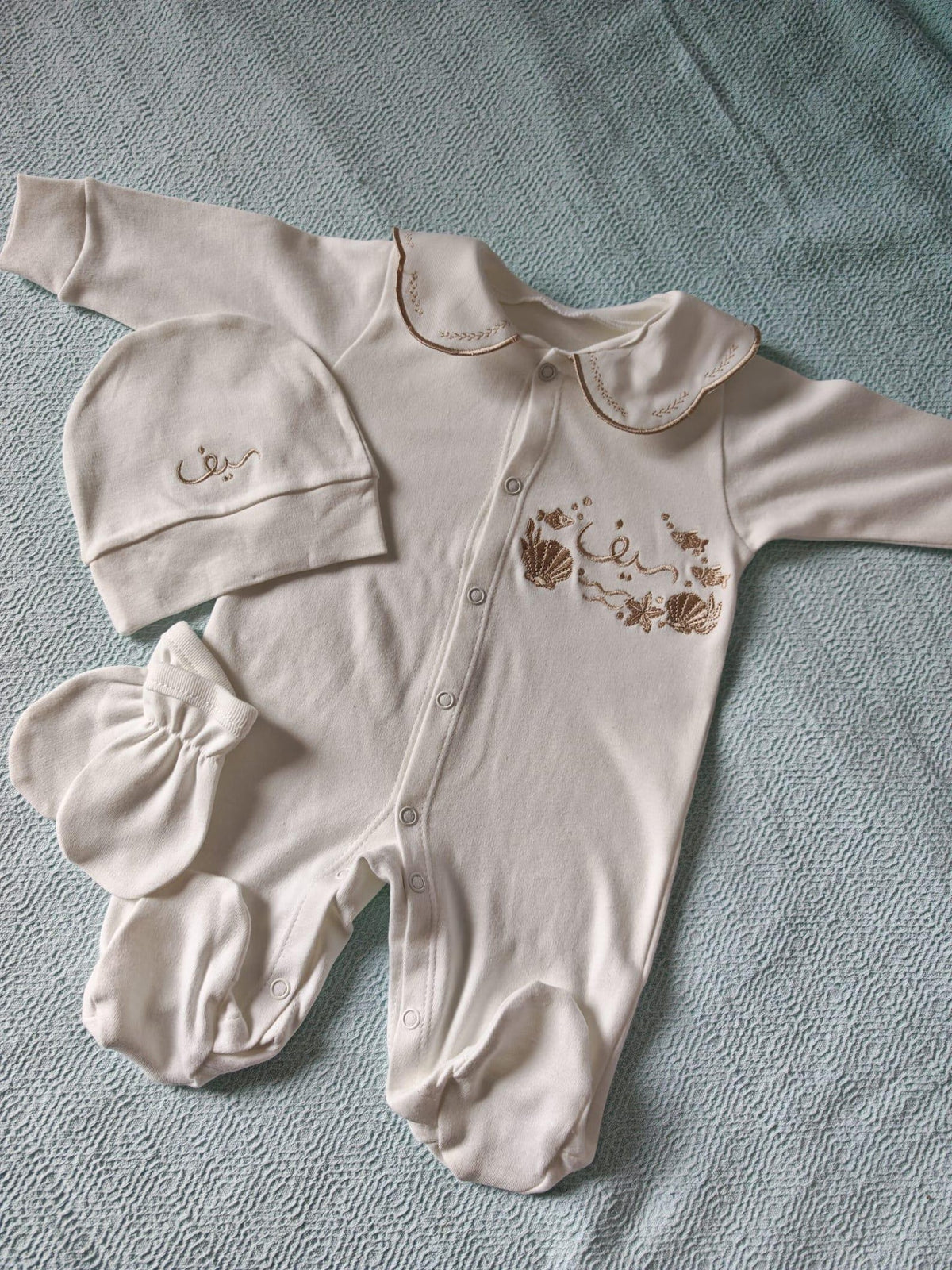 Klindera® Personalisiertes Baby-Set aus Bio-Baumwolle – Strampler, Mütze & Fäustlinge (3-teilig)
