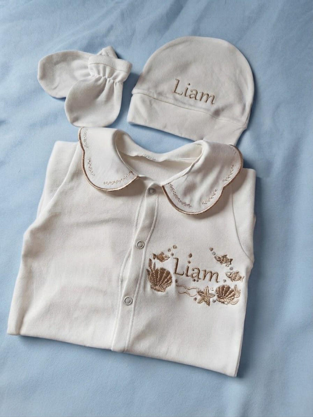 Klindera® Personalisiertes Baby-Set aus Bio-Baumwolle – Strampler, Mütze & Fäustlinge (3-teilig)