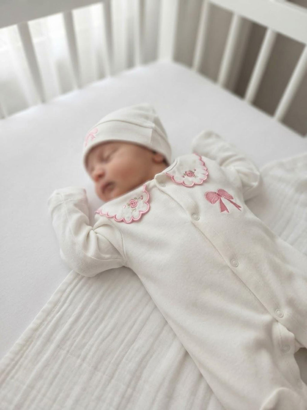 Klindera® Personalisiertes Baby-Set aus 100 % Gekämmter Baumwolle – Strampler, Mütze & Fäustlinge (3-teilig)