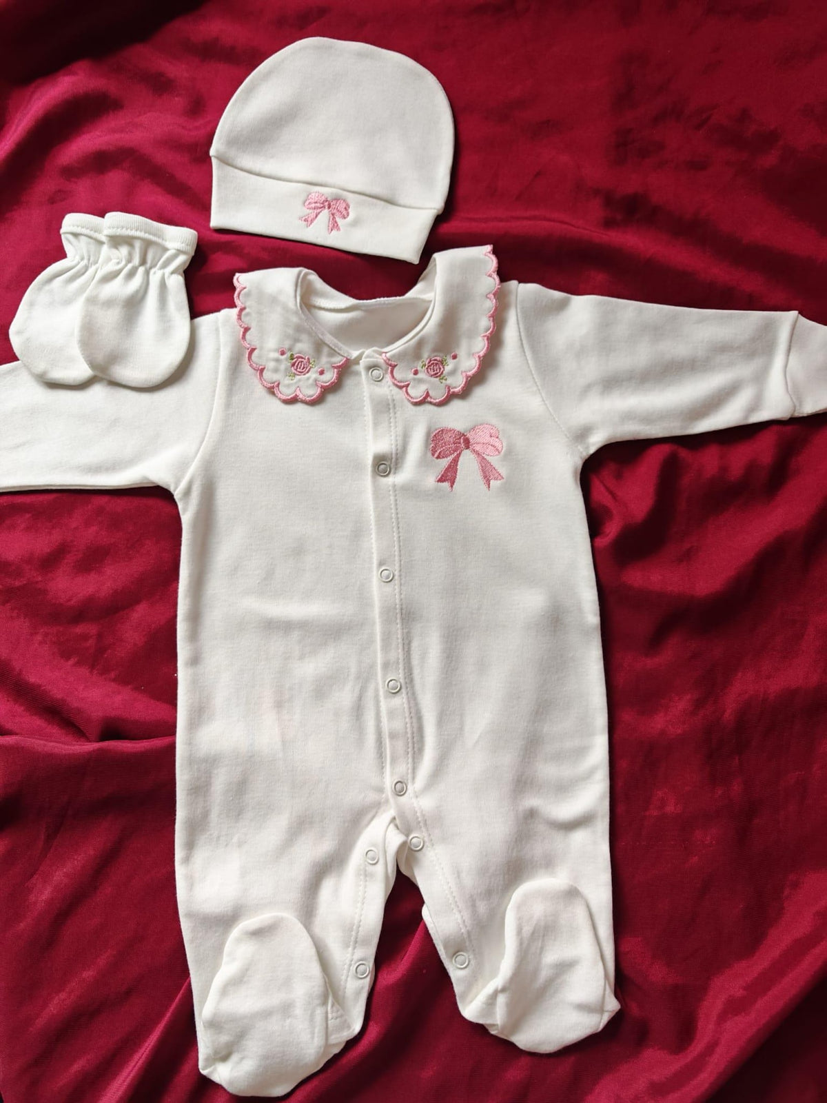 Klindera® Personalisiertes Baby-Set aus 100 % Gekämmter Baumwolle – Strampler, Mütze & Fäustlinge (3-teilig)
