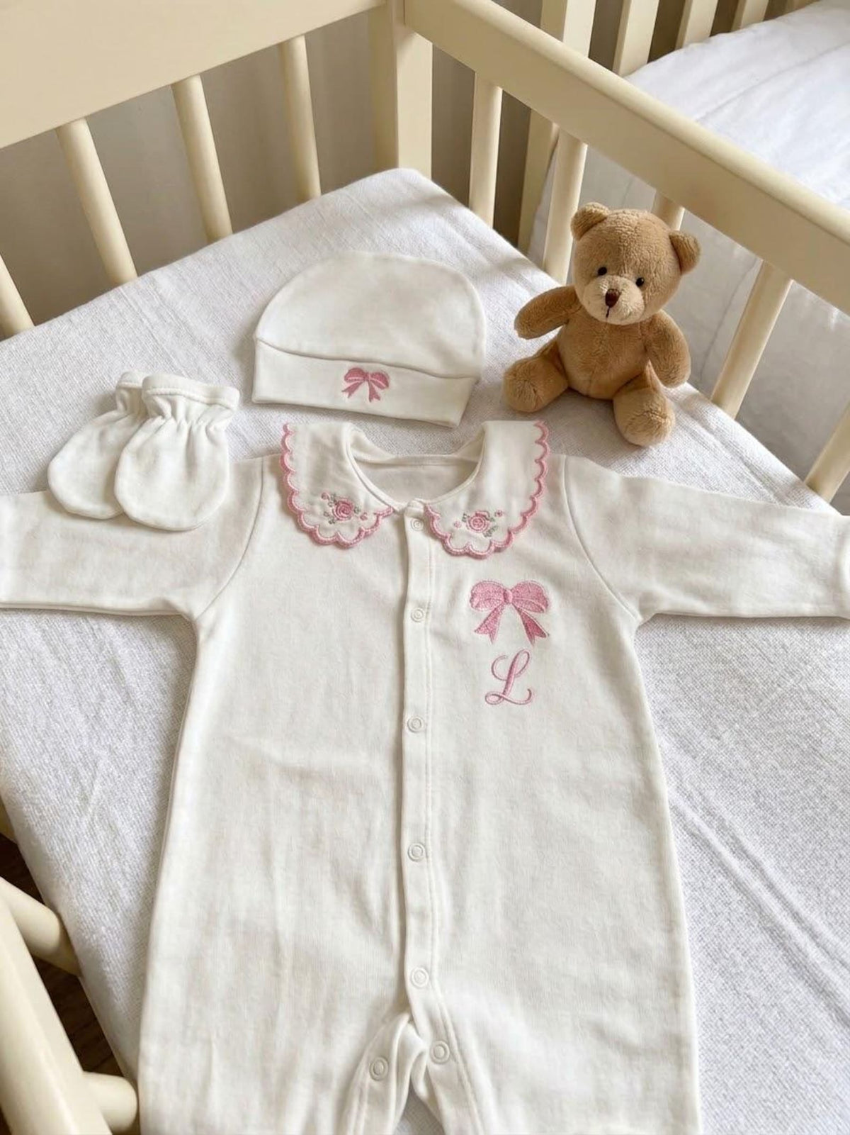 Klindera® Personalisiertes Baby-Set aus 100 % Gekämmter Baumwolle – Strampler, Mütze & Fäustlinge (3-teilig)