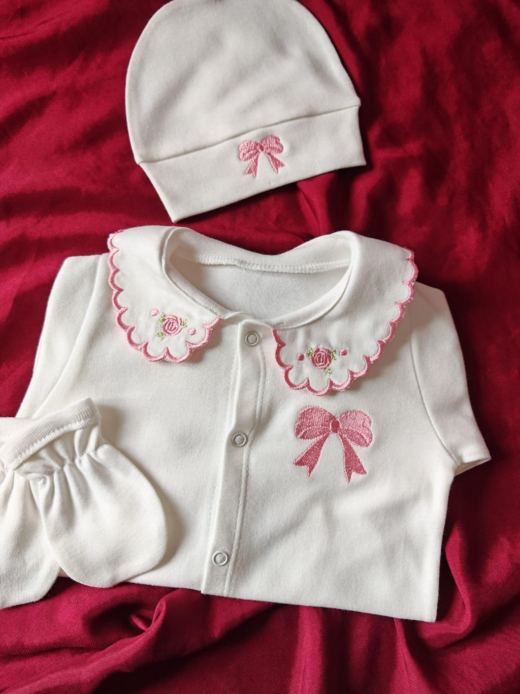 Klindera® Personalisiertes Baby-Set aus 100 % Gekämmter Baumwolle – Strampler, Mütze & Fäustlinge (3-teilig)