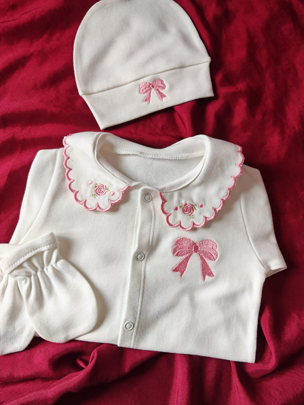 Klindera® Personalisiertes Baby-Set aus 100 % Gekämmter Baumwolle – Strampler, Mütze & Fäustlinge (3-teilig)