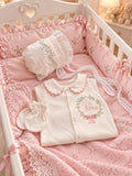 Klindera® Personalisiertes Baby-Mädchen-Set mit Spitzen-Bonnet aus Bio-Baumwolle – Strampler, Baumwollsatin-Haube & Fäustlinge (3-teilig)