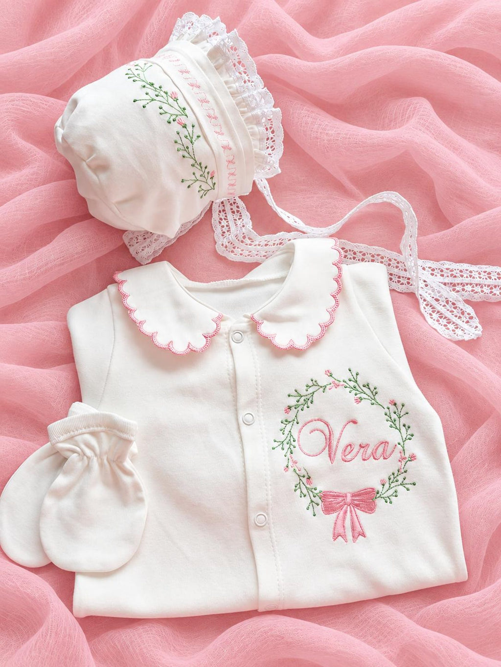 Klindera® Personalisiertes Baby-Mädchen-Set mit Spitzen-Bonnet aus Bio-Baumwolle – Strampler, Baumwollsatin-Haube & Fäustlinge (3-teilig)