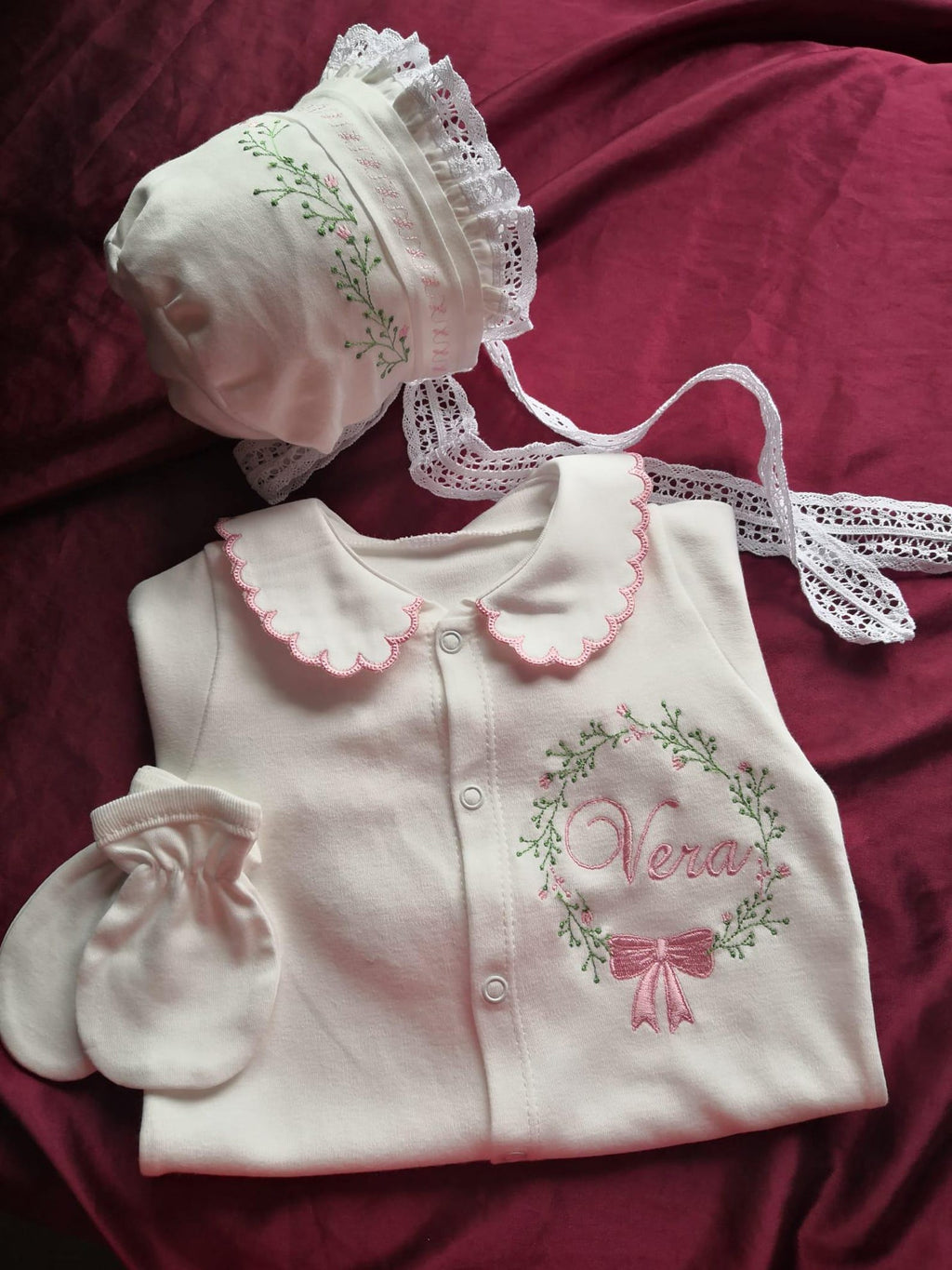 Klindera® Personalisiertes Baby-Mädchen-Set mit Spitzen-Bonnet aus Bio-Baumwolle – Strampler, Baumwollsatin-Haube & Fäustlinge (3-teilig)