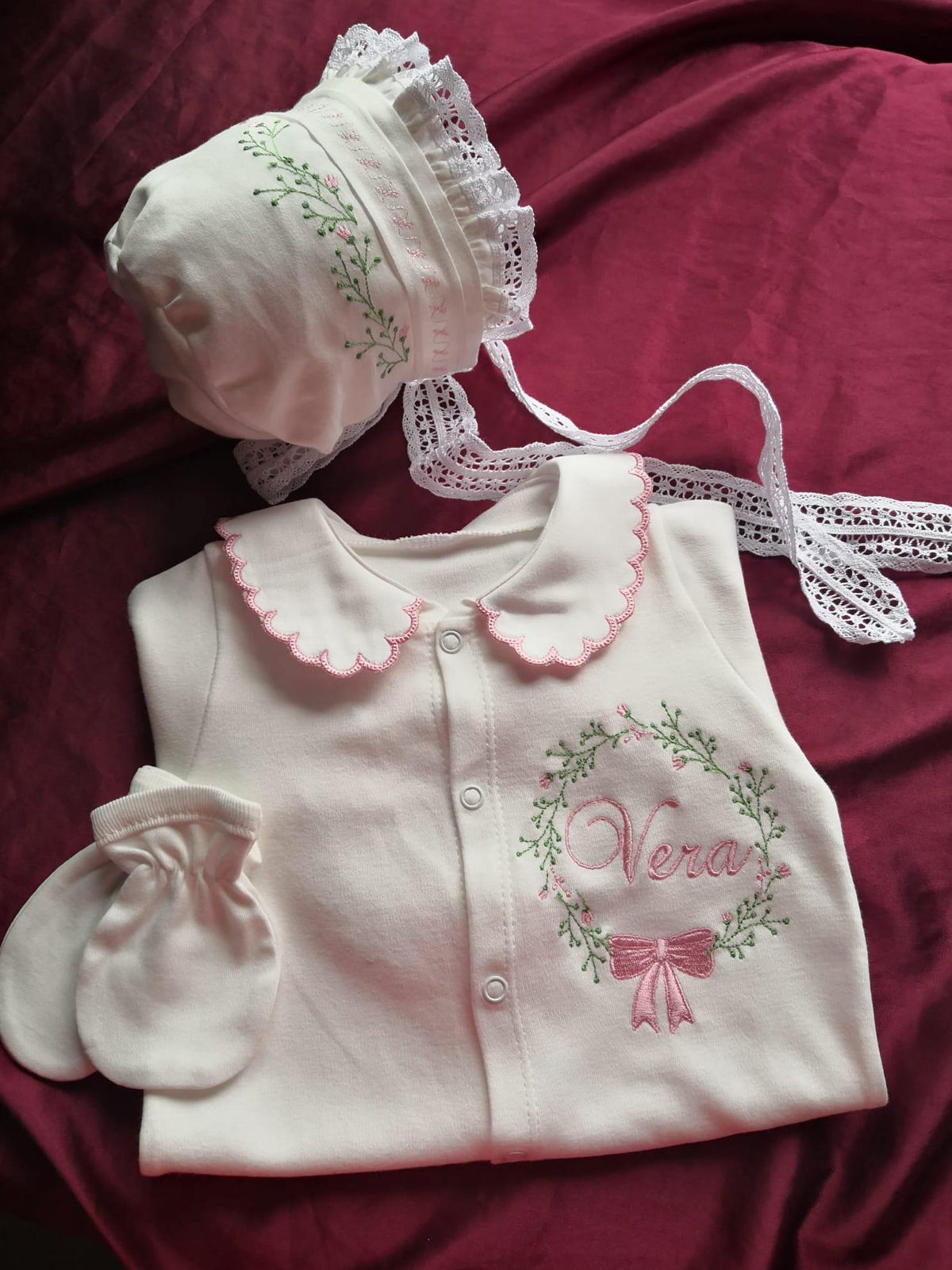 Klindera® Personalisiertes Baby-Mädchen-Set mit Spitzen-Bonnet aus Bio-Baumwolle – Strampler, Baumwollsatin-Haube & Fäustlinge (3-teilig)
