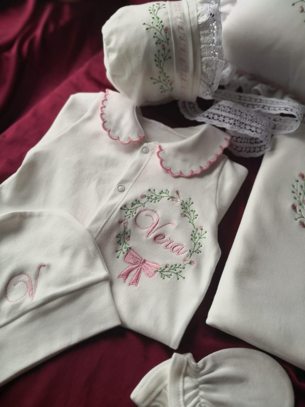 Klindera® Personalisiertes Baby-Mädchen-Set mit Spitzen-Bonnet aus Bio-Baumwolle – Strampler, Baumwollsatin-Haube & Fäustlinge (3-teilig)