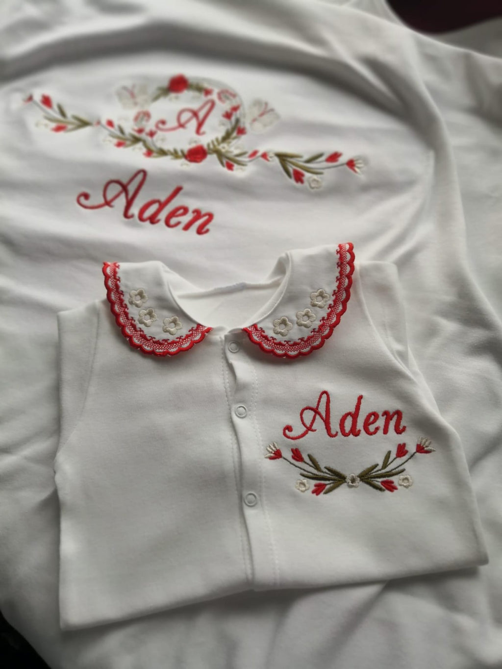 Klindera® Personalisiertes Baby-Set mit Decke aus Bio-Baumwolle – Strampler, Mütze, Fäustlinge & Babydecke (4-teilig)