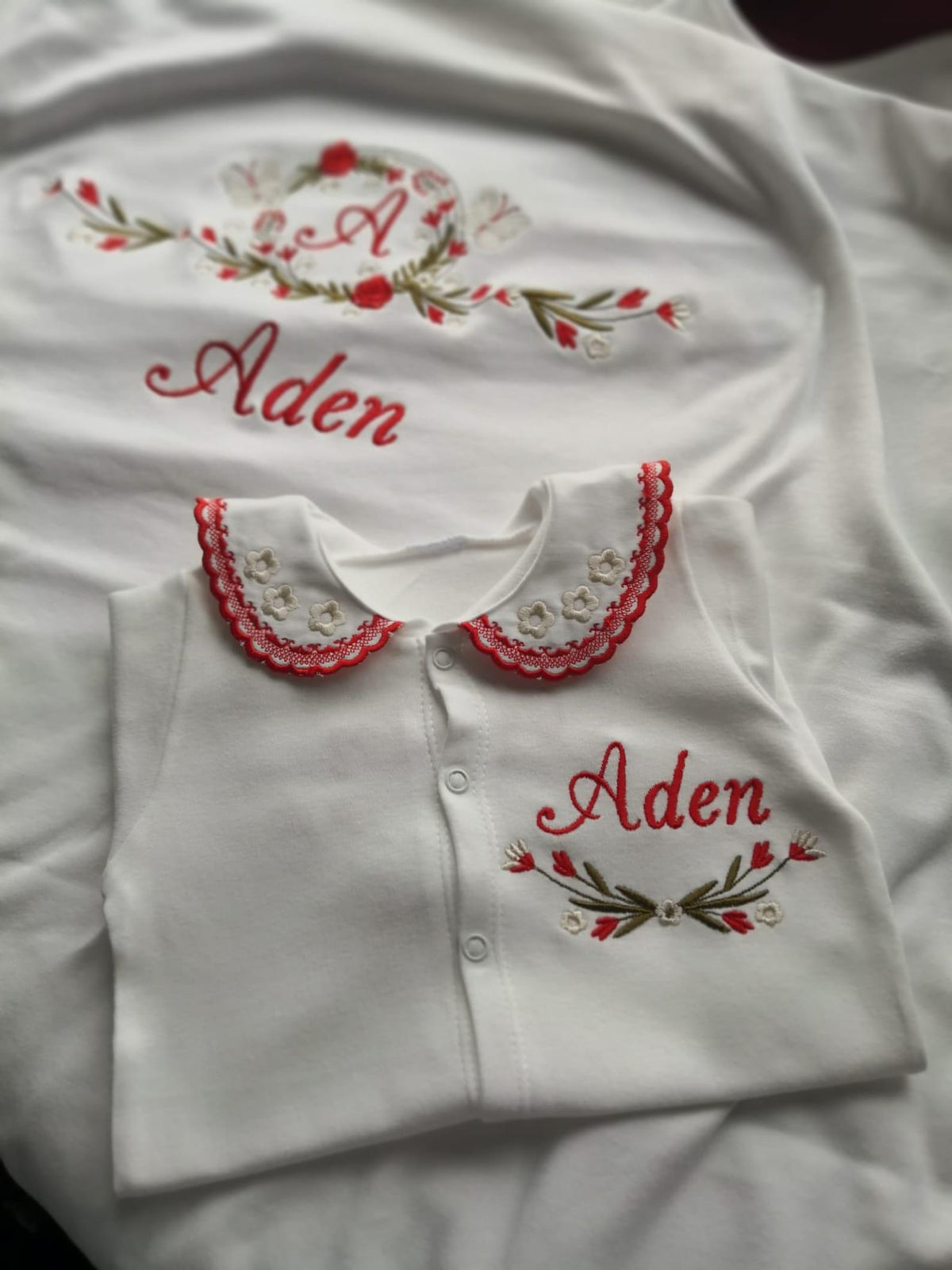 Klindera® Personalisiertes Baby-Set mit Decke aus Bio-Baumwolle – Strampler, Mütze, Fäustlinge & Babydecke (4-teilig)