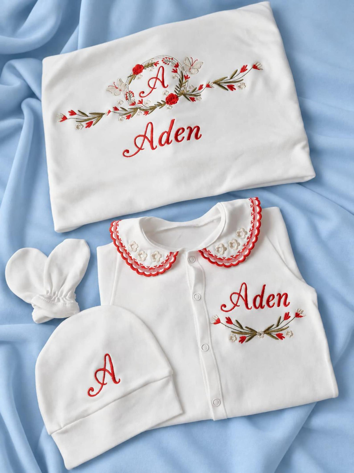 Klindera® Personalisiertes Baby-Set mit Decke aus Bio-Baumwolle – Strampler, Mütze, Fäustlinge & Babydecke (4-teilig)
