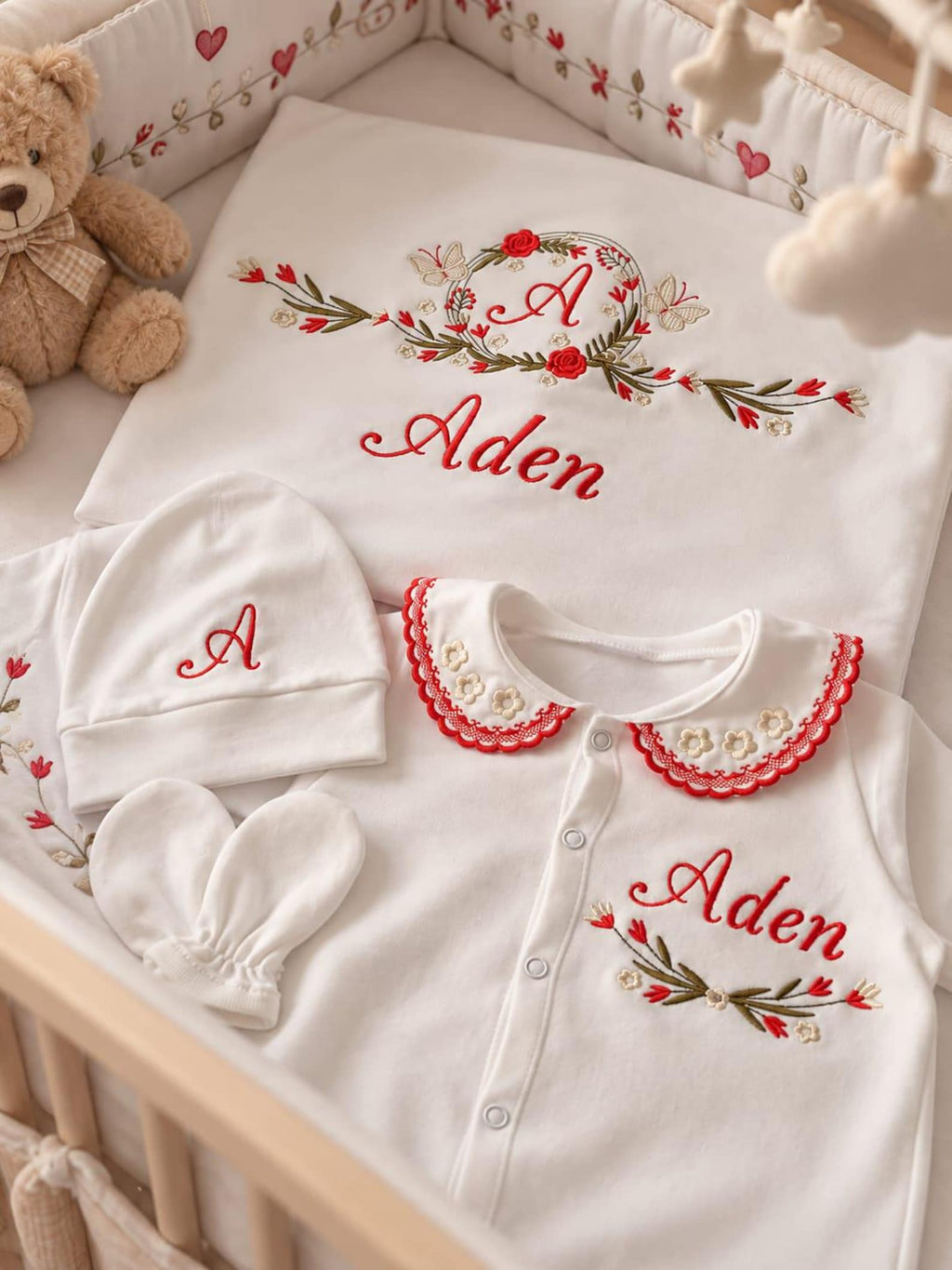 Klindera® Personalisiertes Baby-Set mit Decke aus Bio-Baumwolle – Strampler, Mütze, Fäustlinge & Babydecke (4-teilig)
