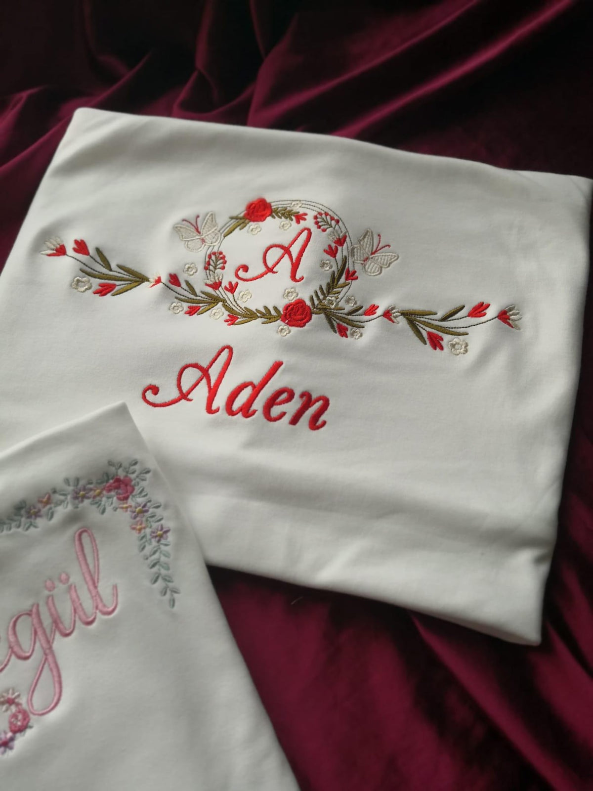 Klindera® Personalisiertes Baby-Set mit Decke aus Bio-Baumwolle – Strampler, Mütze, Fäustlinge & Babydecke (4-teilig)