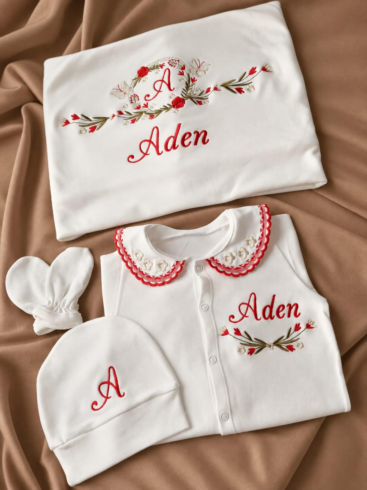 Klindera® Personalisiertes Baby-Set mit Decke aus Bio-Baumwolle – Strampler, Mütze, Fäustlinge & Babydecke (4-teilig)