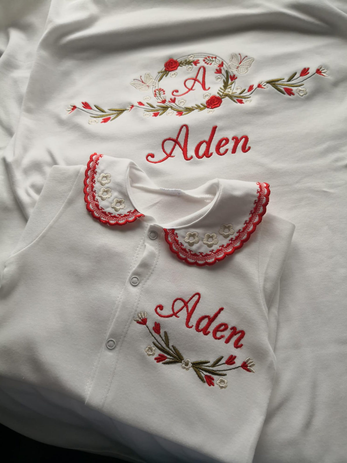 Klindera® Personalisiertes Baby-Set mit Decke aus Bio-Baumwolle – Strampler, Mütze, Fäustlinge & Babydecke (4-teilig)