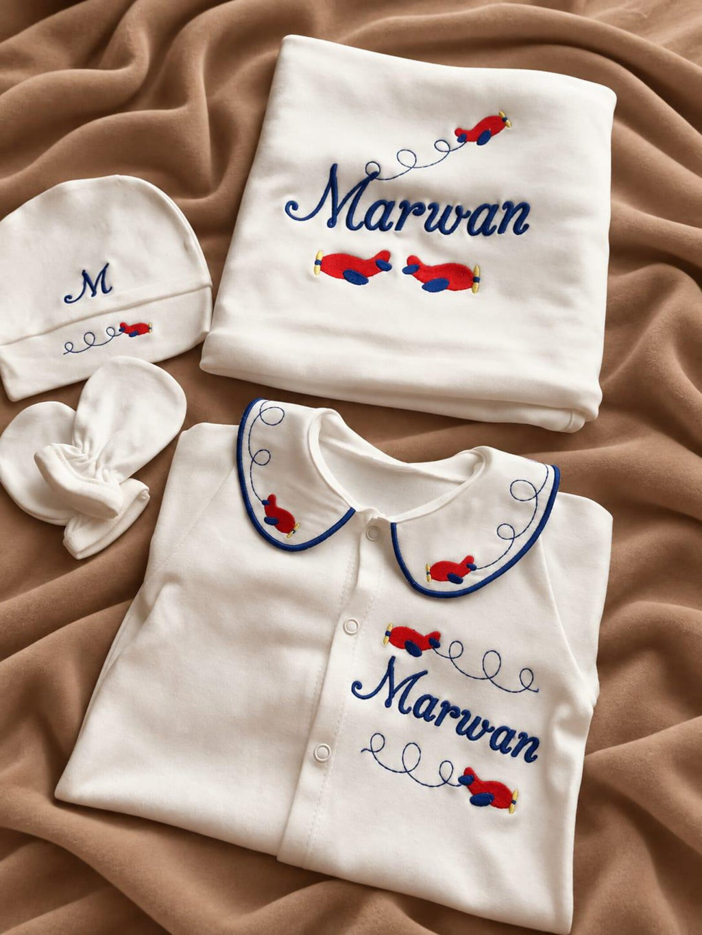 Klindera® Personalisiertes Baby-Set mit Decke aus Bio-Baumwolle – Strampler, Mütze, Fäustlinge & Babydecke (4-teilig)