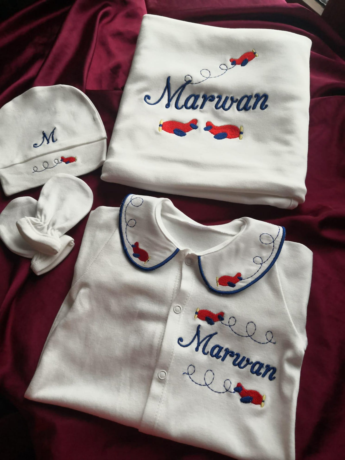 Klindera® Personalisiertes Baby-Set mit Decke aus Bio-Baumwolle – Strampler, Mütze, Fäustlinge & Babydecke (4-teilig)