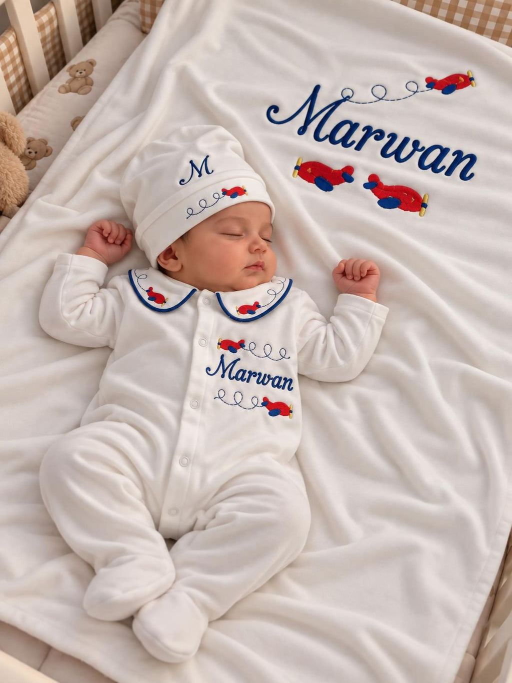 Klindera® Personalisiertes Baby-Set mit Decke aus Bio-Baumwolle – Strampler, Mütze, Fäustlinge & Babydecke (4-teilig)