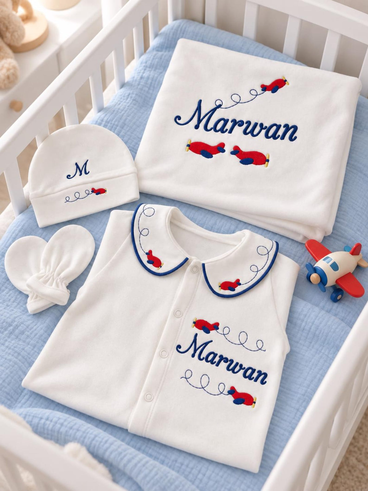 Klindera® Personalisiertes Baby-Set mit Decke aus Bio-Baumwolle – Strampler, Mütze, Fäustlinge & Babydecke (4-teilig)
